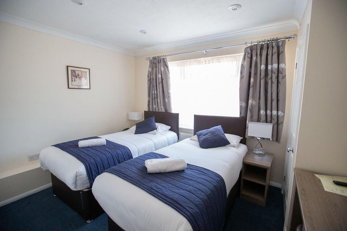 Corner House Hotel Gatwick With Bookable Holiday Parking Horley Kültér fotó